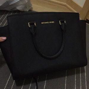 MICHAEL KORS LARGE SELMA SAFFIANO LEATHER SATCHEL